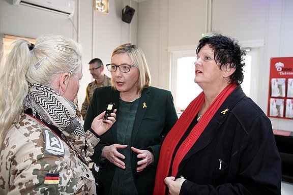 KAS-Vorsitzende MdB Gisela Manderla (li.) und EAS-Vorstandsmitglied MdB Heidtrud Henn (re.) im Gespräche mit einer Bundeswehr-Soldatin. 