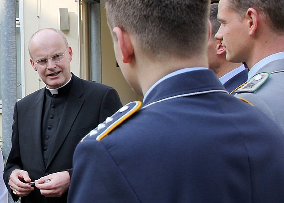 Militärbischof Overbeck im Gespräch mit Soldaten © KS / Doreen Bierdel