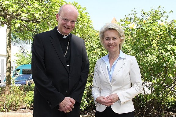 Militärbischof Franz-Josef Overbeck und Bundesministerin der Verteidigung Ursula von der Leyen. © KS / Barbara Dreiling 