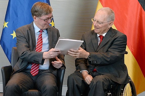 Der Wehrbeauftragte Hans-Peter Bartels übergibt des Jahresbericht 2017 an den Bundestagspräsidenten Wolfgang Schäuble. © Deutscher Bundestag / Melde 