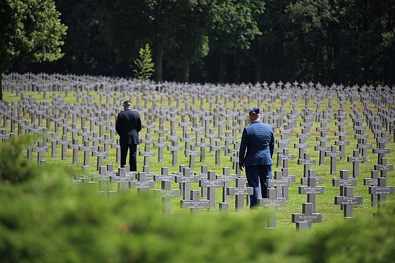 Soldaten auf einer Kriegsgräberstätte © Bundeswehr / Oliver Arning 
