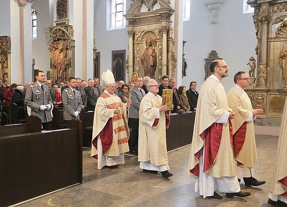 Bischof Hofmann beim Einzug in den Dom St. Kilian (© Antonia Schlosser / POW)