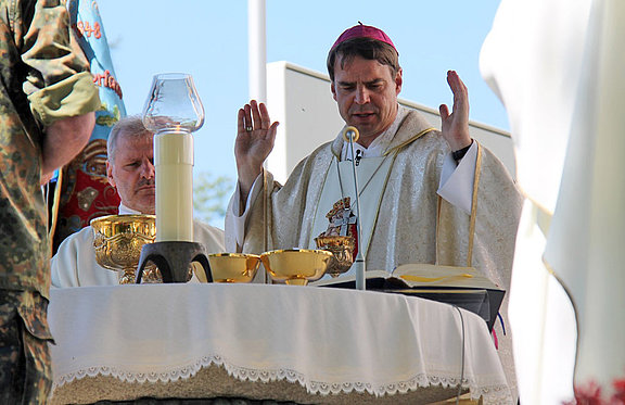Bischof Stefan Oster aus Passau predigte und feierte mit den Pilgern die Eucharistie. © KS / Norbert Stäblein