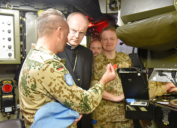 Militärbischof Overbeck im Gespräch mit Soldaten bei einem Einsatz der Bundeswehr © KS / Doreen Bierdel 