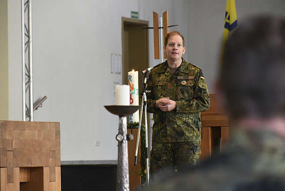 Militärpfarrer Roman Fries begrüßt die Pilger:innen © KS / Doreen Bierdel
