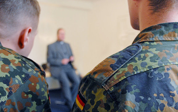 Militärseelsorgerinnen und -seelsorger erteilen den Lebenskundlichen Unterricht. © KS / Doreen Bierdel