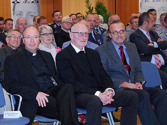 Bischof Ackermann (links) neben dem Leitenden Militärdekan Monsignore Rainer Schnettker (©: KS / Josef König)