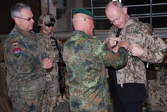 Militärbischof Overbeck lernt die Ausrüstung des "Infanteristen der Zukunft" kennen. (Foto: KMS / Jörg Volpers)