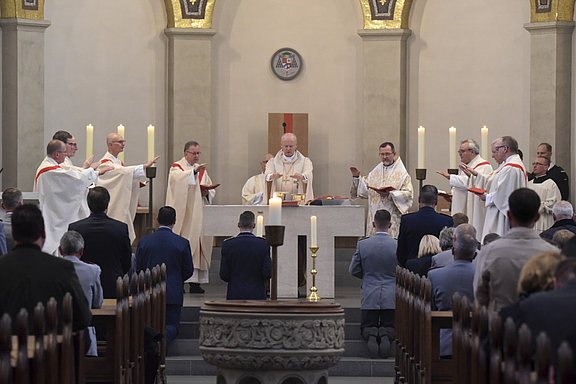 Eucharistie mit Militärbischof Franz-Josef Overbeck und Bischof Bohdan Dzyurakh CSsR, rechts am Altar © KS / Doreen Bierdel