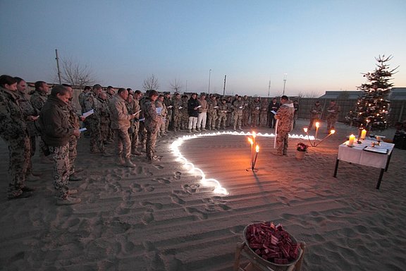 Weihnachten in Afghanistan 2010. Soldaten feiern die Christmette im Feldlager in Kunduz. © Bundeswehr/ PAO