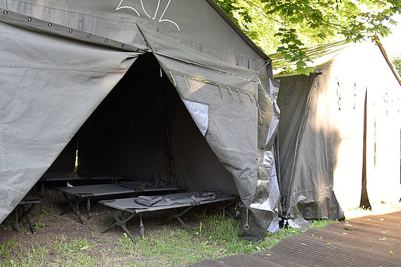 Zelte mit Feldbetten für die Teilnehmer der Soldatenwallfahrt © KS / Doreen Bierdel
