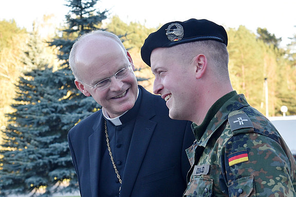 Militärbischof Franz-Josef Overbeck mit Pastoralreferent Martin Diewald (re.) © KS / Doreen Bierdel