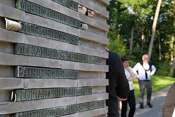 An den Stelen stehen die Namen der Angehörigen der Bundeswehr, die im Dienst ihr Leben verloren haben. © KS / Barbara Dreiling