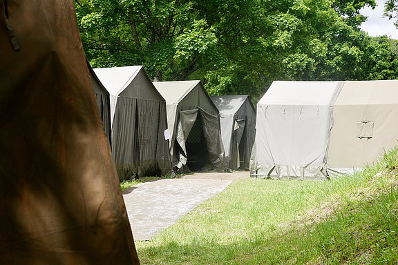 Herzlich willkommen! In diesen Zelten übernachten die Soldatinnen und Soldaten während der Internationalen Soldatenwallfahrt in Lourdes. © KS / Doreen Bierdel