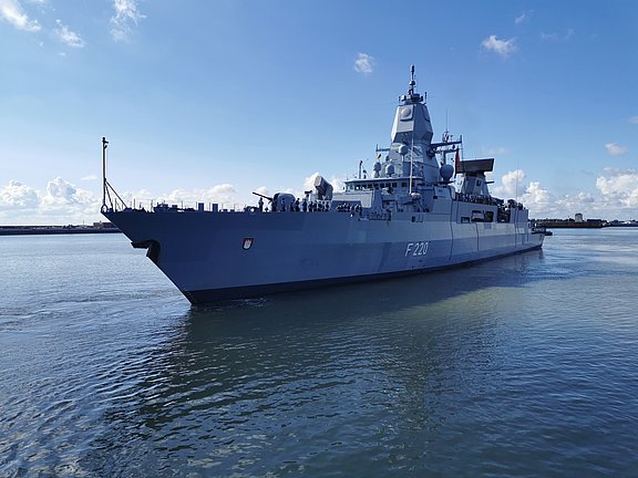 Die Fregatte "Hamburg" sticht von Wilhelmshaven Richtung Mittelmeer in See. Mit an Bord Militärpfarrer Torsten Stemmer. © Nils Sammler
