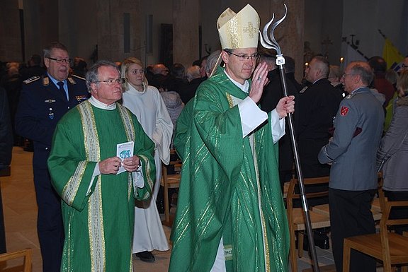 Bischof Wilmer segnet die Teilnehmer am Friedensgottesdienst. © KS / Jörg Volpers 