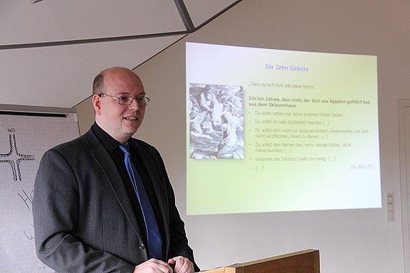Der Katholische Militärdekan Jürgen Andreas Eckert bei der religionsgeschichtlichen Einführung (Foto: KMS / Barbara Dreiling)