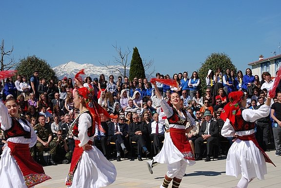 Schülerinnen bei einer Tanzvorführung auf dem Schulgelände