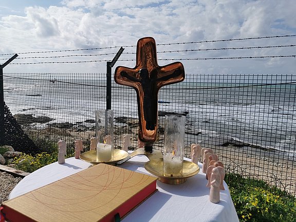Altar mit Kreuz, Kerzen und Evangeliar beim Gottesdienst an der Küste des Mittelmeeres © Bundeswehr / PAO