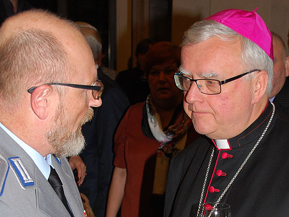 Erzbischof Heiner Koch im Gespräch mit dem Katholikenrats-Vorsitzenden Oberstleutnant Aßmuth (© KS / Jörg Volpers)