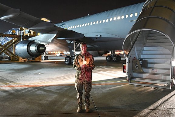 Mit einem Flugzeug der Luftwaffe kommt das Friedenslicht zu den Bundeswehr-Soldaten in Afghanistan. © Christian Schnaubelt