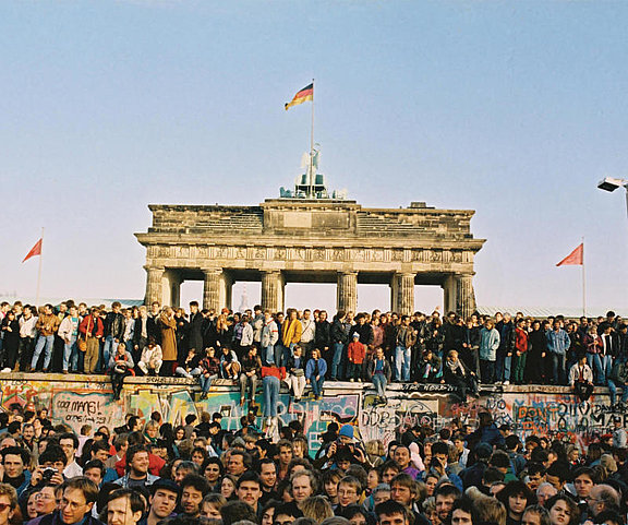 Menschen feiern die Öffnung der Berliner Mauer am Brandenburger Tor 1989 © Bundeswehr / Klaus Lehnartz