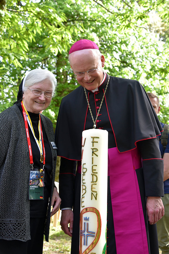 Schwester Irmgard und Militärbischof Franz-Josef Overbeck © KS / Doreen Bierdel