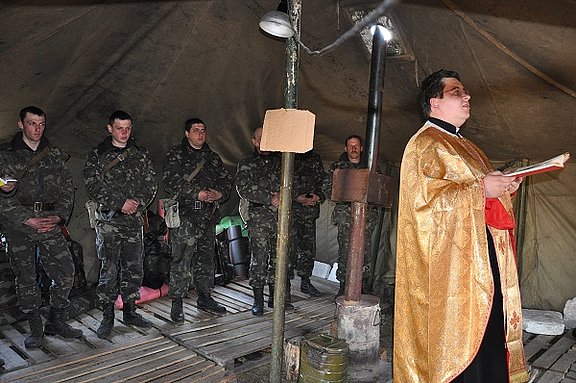 Militärdekan Lubomir Javorsky feiert einen Feldgottesdienst mit ukrainischen Soldaten. © Abteilung Militärseelsorge der Ukrainischen griechisch-katholischen Kirche