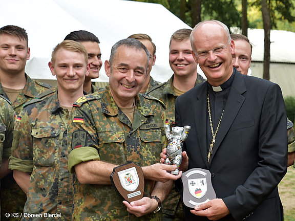 Abschied nach einem langen gemeinsamen Tag: Militärbischof Overbeck mit Kommandeur Generalmajor Breuer (Mitte) © KS / Doreen Bierdel