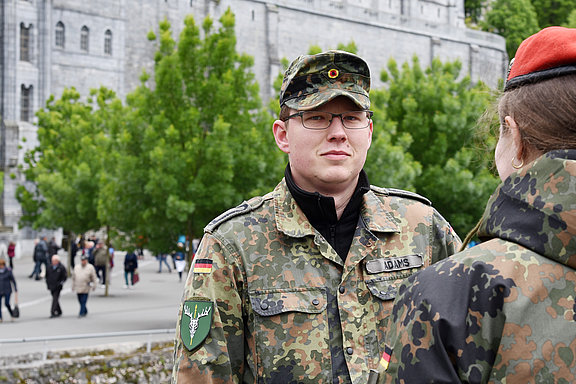 Stabsunteroffizier Philip Adams bei der Internationalen Soldatenwallfahrt in Lourdes © KS / Doreen Bierdel