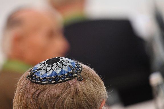Jüdische Männer tragen die Kippa als Kopfbedeckung beim Gebet oder im Alltag © Bundeswehr / Oliver Lang 