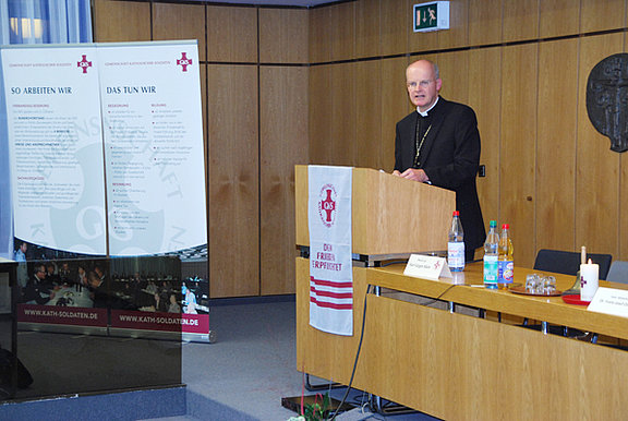 Militärbischof Franz-Josef Overbeck beim Vortrag im Rahmen der Akademie Oberst Helmut Korn. 