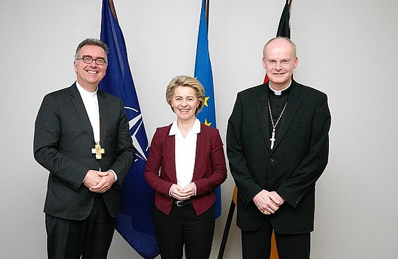 Die Militärbischöfe Franz-Josef Overbeck (re.) und Sigurd Rink (li.) mit Verteidigungsministerin von der Leyen © Uwe Grauwinkel 