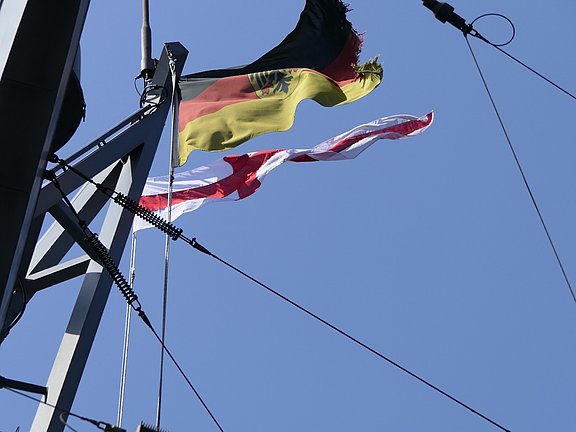 Die Flagge „Pennant Eight“ zeigt Gottesdienste an © Bundeswehr / Dikmann