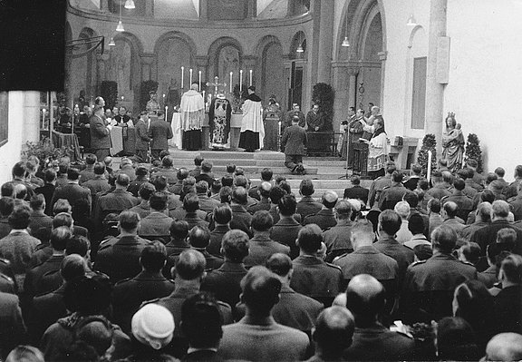 Erster Standortgottesdienst am 10. Oktober 1956 in St. Gereon, Köln, mit dem Erzbischof von Köln, Joseph Kardinal Frings. Quelle: AKMB 