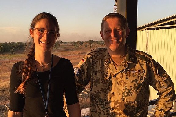 Militärdekan Alexander Prosche mit Redakteurin Friederike Frücht in Bamako (Mali) © KMBA / Joachim Simon