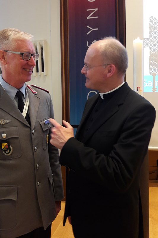 Oberst i. G. Burkhard Köster mit Militärbischof Franz-Josef Overbeck auf der ersten Vollversammlung des Synodalen Wegs. © privat 