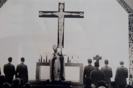 Erzbischof Lorenz Jaeger bei der Einweihung der Kirche. Quelle: AKMB, IV/E.2.1, Nr. 25 