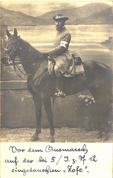 Divisionspfarrer Dr. Julius Langhaeuser mit seinem Reitpferd auf einer Feldpostkarte, 1914. Quelle: AKMB