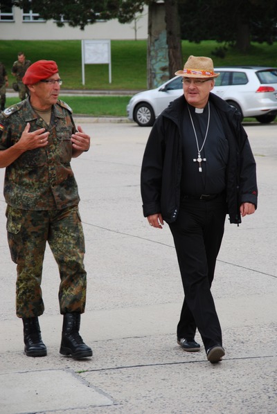 Oberst Lindner und Bischof Voderholzer gehen den ganzen Weg zu Fuß mit. (© KS / Jörg Volpers)