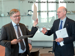 Hans-Peter Bartels bei seiner Ernennung durch Bundestagspräsident Norbert Lammert (© Deutscher Bundestag / Achim Melde) 